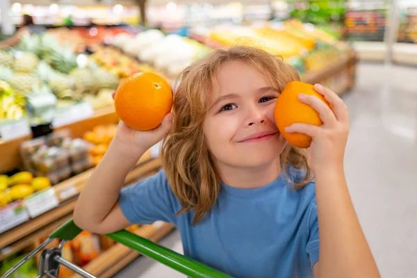 Sevimli Çocuk Alışveriş Arabası Ağzına Kadar Yiyecek Dolu Çocuk Alışveriş — Stok fotoğraf