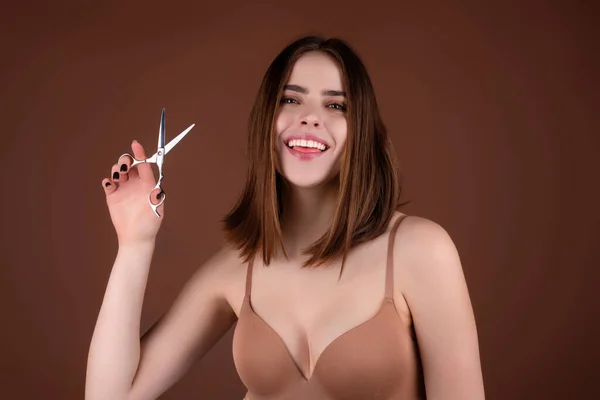 Schoonheid Jonge Vrouw Knippen Haar Met Een Schaar Geïsoleerd Studio — Stockfoto