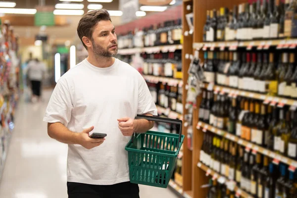 Hombre Eligiendo Botellas Alcohol Licorería Hombre Tienda Concepto Supermercado Supermercado —  Fotos de Stock