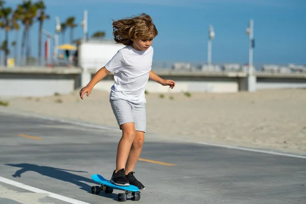 Jonge Jongen Zijn Skateboard Slaat Toe Oefent Zijn Vaardigheid Het — Stockfoto