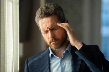 Yorgun adam baş ağrısından muzdarip. Aşırı yorgun adam migren ağrısı çekiyor. Sıkıcı iş adamında ofis sendromu var. Ofis çalışanı, yönetici ya da serbest çalışan birinin başı ağrıyor.