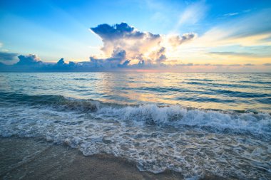 Gün batımlı ya da gün doğumlu deniz sahili. Gün batımı denizi üzerindeki bulutlar. Tropik plajda gün batımı. Güzel tropikal denizin doğa gün batımı manzarası