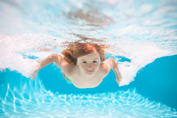 Criança Nadando Debaixo Água Piscina Miúdos Engraçados Brincam Nadam Água — Fotografia de Stock