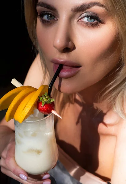 青い目の若い美しい女性はレストランで新鮮な冷たい飲み物を保持します セクシーな女性はカクテルを飲む 官能的な女の子女性は夏の飲み物を楽しんでいます アルコール飲料 — ストック写真