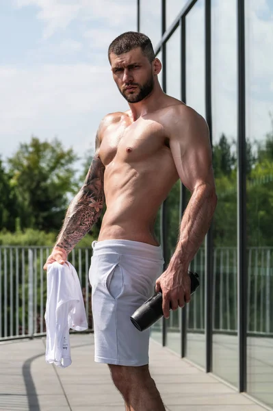 Muskelkräftiger Mann Stemmt Gewichte Fitnessstudio Schöner Typ Bereitet Sich Auf — Stockfoto