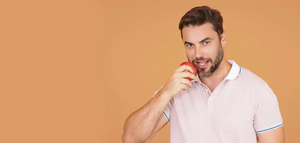 Hombre Mordiendo Sabrosa Manzana Roja Hombre Comiendo Manzana Retrato Estudio — Foto de Stock
