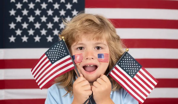 Niño Con Bandera Americana Día Independencia Julio Concepto Estados Unidos — Foto de Stock