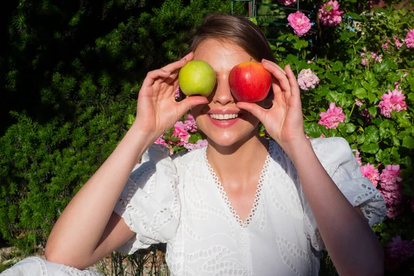 Счастливая Молодая Девушка Двумя Яблоками Возле Глаз Женщина Держит Вкусное — стоковое фото