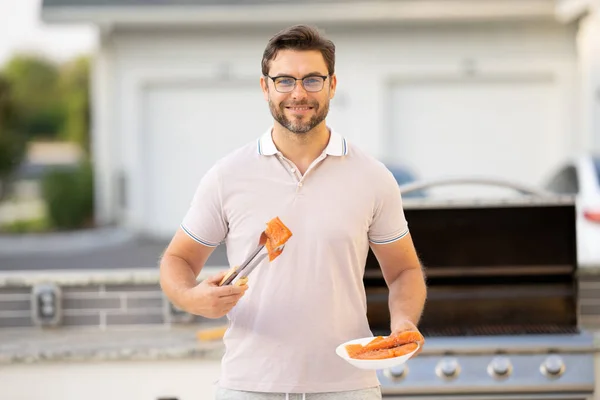 一个英俊的男人在准备烧烤男厨师在烧烤烤架上煮鲑鱼鱼 在房子后院里 一个人在烧烤中煮鲑鱼鱼 准备夏天的家庭晚餐 — 图库照片