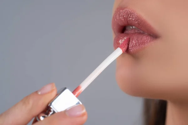 Vrouwelijke Lippenstift Sluiten Schilderen Lippen Met Heldere Lippenstift — Stockfoto