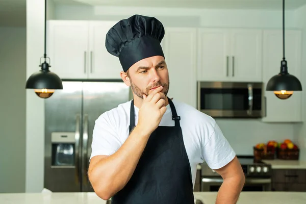 一个穿着厨师制服的中年男人在厨房里 烹饪和烹调 餐厅菜单概念 饮食业和烹调业 广告食品概念 厨房里穿着制服的男厨师 — 图库照片