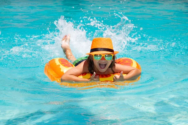 Děti Létě Odpočívají Chlapec Bazénu Nafukovacím Kroužkem Děti Plavou Letním — Stock fotografie
