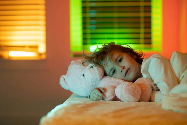Noc Zasypia Małym Dzieckiem Łóżku Dzieciak Śpi Sypialni — Zdjęcie stockowe