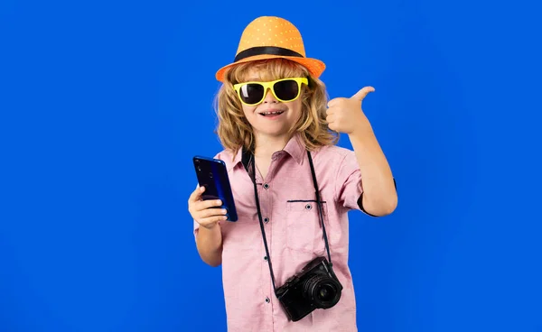 관광객 여행자 여행자 휴대폰을 가진아이 스튜디오에 스마트폰 카메라가 관광객들은 배낭을 — 스톡 사진