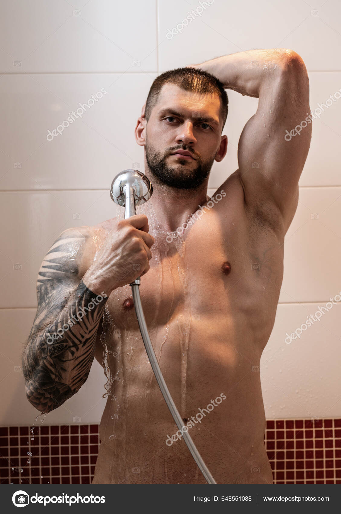 Μυώδης Σέξι Άντρας Που Πλένει Σώμα Του Στο Μπάνιο Πορτρέτο — Φωτογραφία  Αρχείου © Tverdohlib.com #648551088