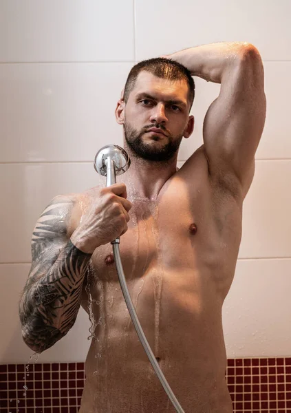 浴室で肉体を洗う筋肉質のセクシーな男 シャワーを浴びたセクシーな裸の男の肖像 浴室でシャワーを浴びてセクシーな男 リラックスタイム 新鮮なシャワーだ いい男が水中にいる — ストック写真