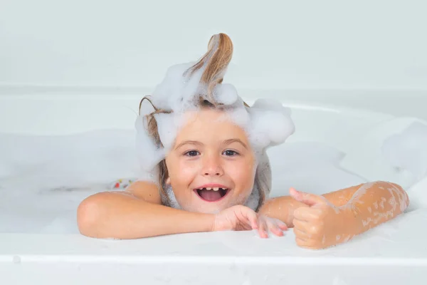 孩子们洗澡 小孩在泡沫浴池里洗澡 — 图库照片