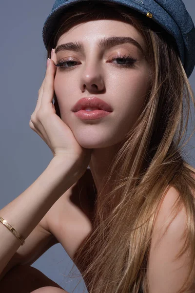 Sexigt Kvinnoansikte Sensuell Ung Kvinna Poserar Med Mode Mössa Hatt — Stockfoto