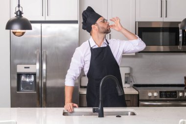 Aşçı, fırıncı. Mükemmel yemek alameti olan erkek şefler. Aşçı adam yemek yapıyor. Lezzet işareti yapıyor. Şef, aşçı parmaklarını öperek lezzetli bir jest yapıyor. Aşçılar şapka ve önlükle yemek pişirir.