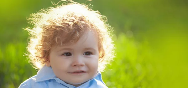 Baby Auf Frühlingshaftem Rasenplatz Transparent Niedliches Kleines Baby Auf Der — Stockfoto
