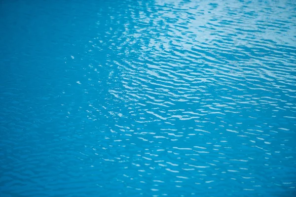 Modrý Bazén Vody Pozadí Rozmazaná Průhledná Čistá Klidná Struktura Vodní — Stock fotografie