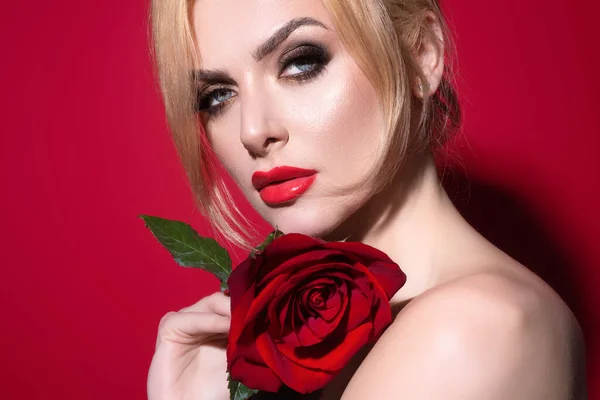 Vacker Kvinna Med Röda Läppar Och Mode Makeup Med Rosor — Stockfoto