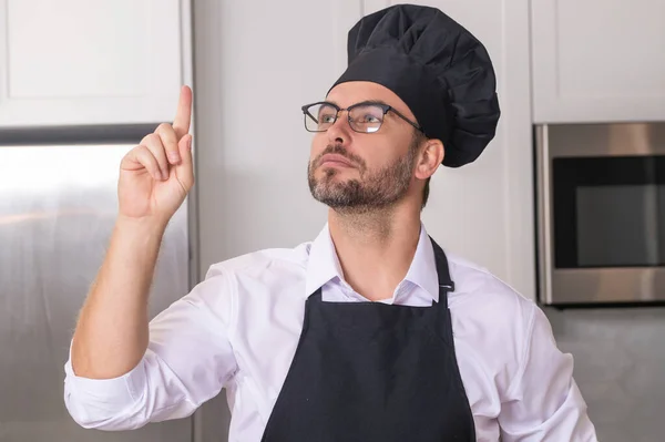 食べ物のアイデア レストランメニューのコンセプト パン屋の制服を着たヒスパニック系の男 料理と料理 黒エプロン シェフの帽子で働く男性シェフ — ストック写真