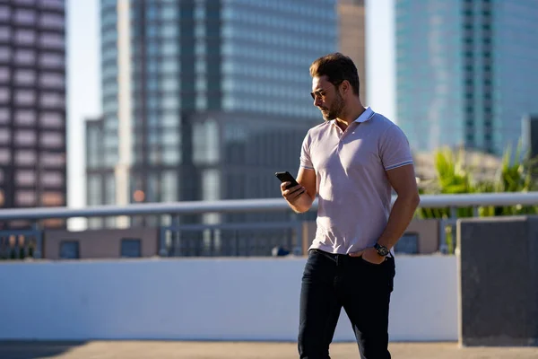 Şehir Merkezinde Telefonda Sohbet Eden Sıradan Yakışıklı Bir Adam Giyimli — Stok fotoğraf