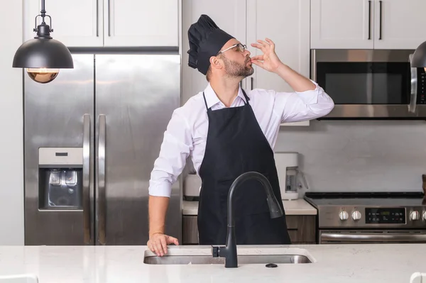 Kookplaat Bakker Mannelijke Koks Met Tekenen Van Perfect Eten Chef — Stockfoto