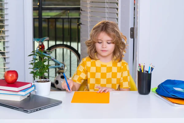 Schulkind Schreibt Hausaufgaben Junge Aus Der Grundschule Bei Den Hausaufgaben — Stockfoto