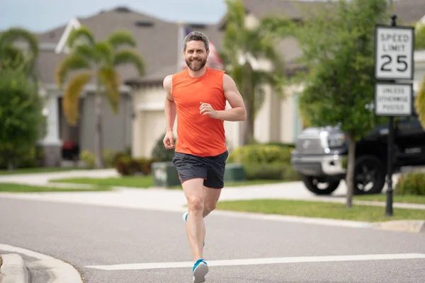 公園を走る男性ジョガー 屋外を走る運動選手の若い男の完全な長さの肖像画 スポーツと健康的なライフスタイルの概念 都会で走るフィットネスマン 都会に対して屋外で走る男性 — ストック写真