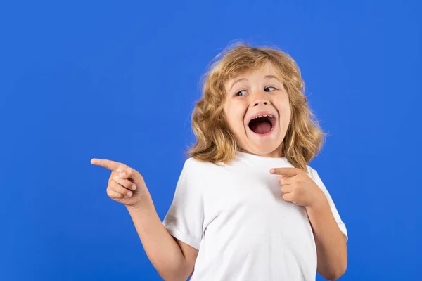 Podekscytowany Chłopak Studia Odizolowany Chłopiec Wskazywał Niebieskie Odizolowane Studio Dzieciak — Zdjęcie stockowe