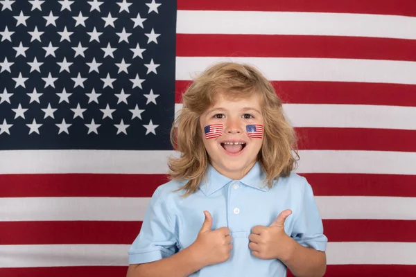 Amerikanskt Barn Grabben Med Amerikansk Flagga Självständighetsdagen Juli Begreppet Förenta — Stockfoto