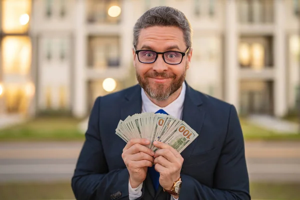 Byznysmen Drží Peníze Venku Bohatý Muž Obleku Bankovkami Úspěšný Obchodník — Stock fotografie