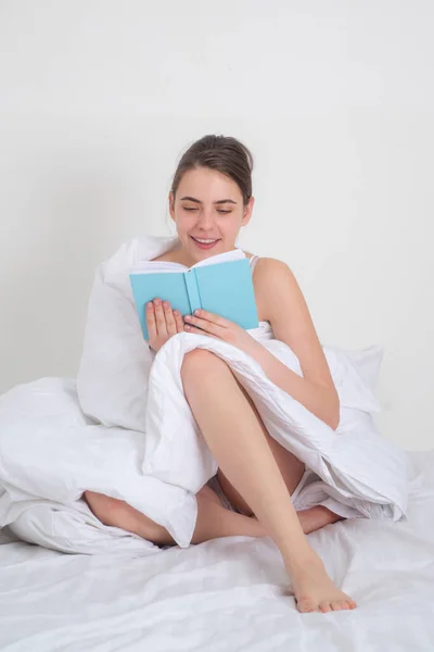 性感女人在床上看书 — 图库照片