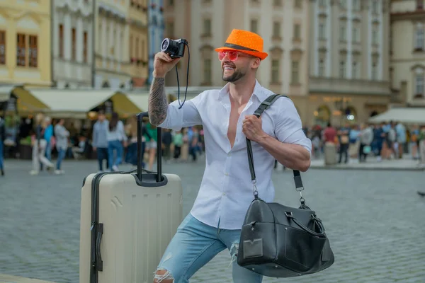Homem Viajante Com Óculos Sol Chapéu Câmera Viajante Turista Viajando — Fotografia de Stock