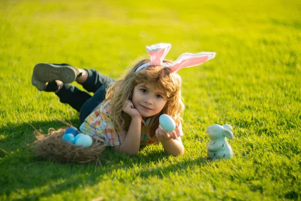 Dziecko Leżące Trawie Parku Dowcipne Pisanki Chłopak Poluje Jajka Wielkanoc — Zdjęcie stockowe