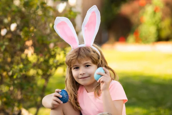 Niño Cazando Huevos Pascua Niño Con Huevos Pascua Orejas Conejo —  Fotos de Stock