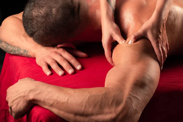 男人在按摩院里按摩运动按摩 治疗专家按摩一名男性运动员的肩膀和胳膊 用梯形肌肉工作 男子在温泉享受按摩 — 图库照片