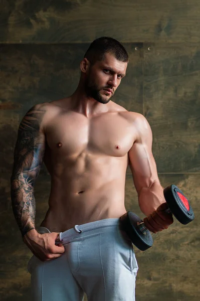 Musclé Homme Pompe Ses Muscles Soulève Haltères Dans Salle Gym — Photo