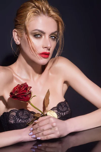 Walentynki Ładna Kobieta Czerwonymi Ustami Makijażem Różami Pozującymi Studio Piękno — Zdjęcie stockowe