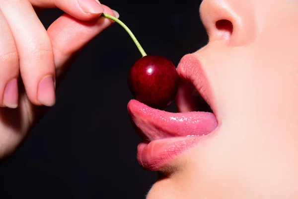 Kadın Ağzında Kiraz Kadın Dudaklarında Kiraz Dilini Yala Makro Yaklaş — Stok fotoğraf