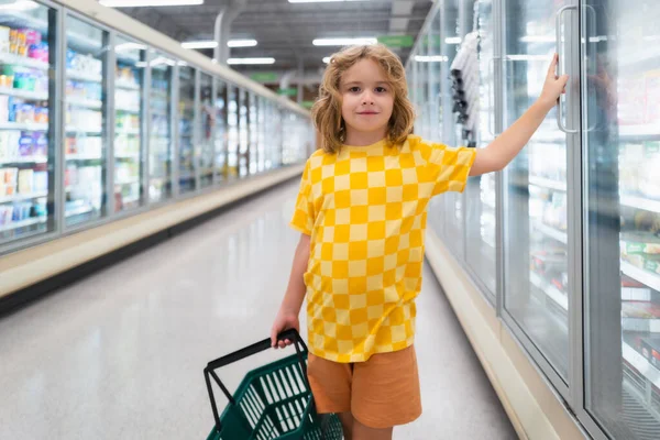Ребенок Корзиной Продуктовом Магазине Ребёнок Овощном Супермаркете Малыш Выбирает Еду — стоковое фото
