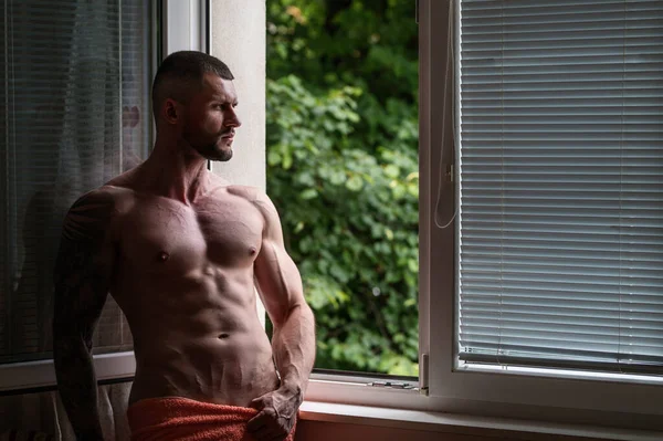 Mann Steht Fenster Verführerisch Schwul Muskulöser Körper Eines Mannes Hotelzimmer — Stockfoto