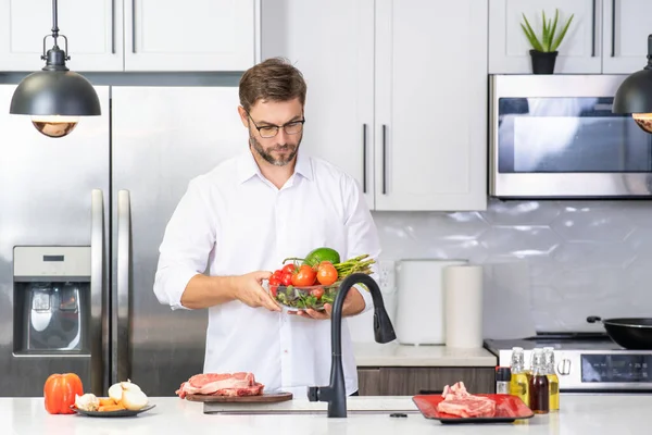 Yakışıklı Adam Mutfakta Salata Pişiriyor Mutfakta Sebzelerle Yemek Pişiren Adam — Stok fotoğraf