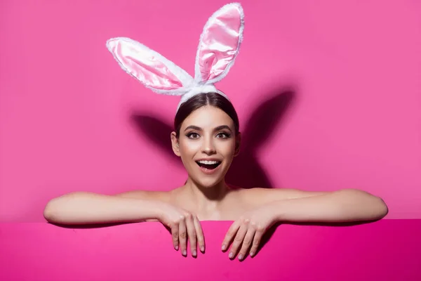 Щаслива Кролика Жінка Святкує Великдень Ізольовані Рожевому Банері Копіювання Простору — стокове фото