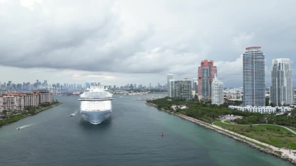 从佛罗里达迈阿密南岸南角看游轮的航景 从政府运河到大西洋 从迈阿密港的游轮入口 海洋旅行 — 图库视频影像