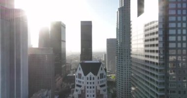 Los Angeles şehir merkezinde uçan bir hava aracı. Panoramik manzara