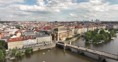 Prag manzaralı hava manzarası. Prag mimarisi ve Vltava nehri üzerindeki köprü. Prag, Çek Cumhuriyeti, Çek Cumhuriyeti. Prag merkezinin yukarıdan panoramik görünümü, şehir manzarası