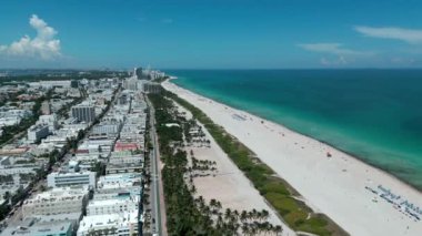 Miami sahilindeki hava manzarası. Cennet. South Pointe Parkı ve Pier. İHA 'dan Güney Miami Plajı' nın üst görüntüsü. Okyanus yolu, Collins Bulvarı